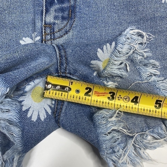 Material Girl Floral Raw Hem Shorts NWT Size 9 - Picture 6 of 9